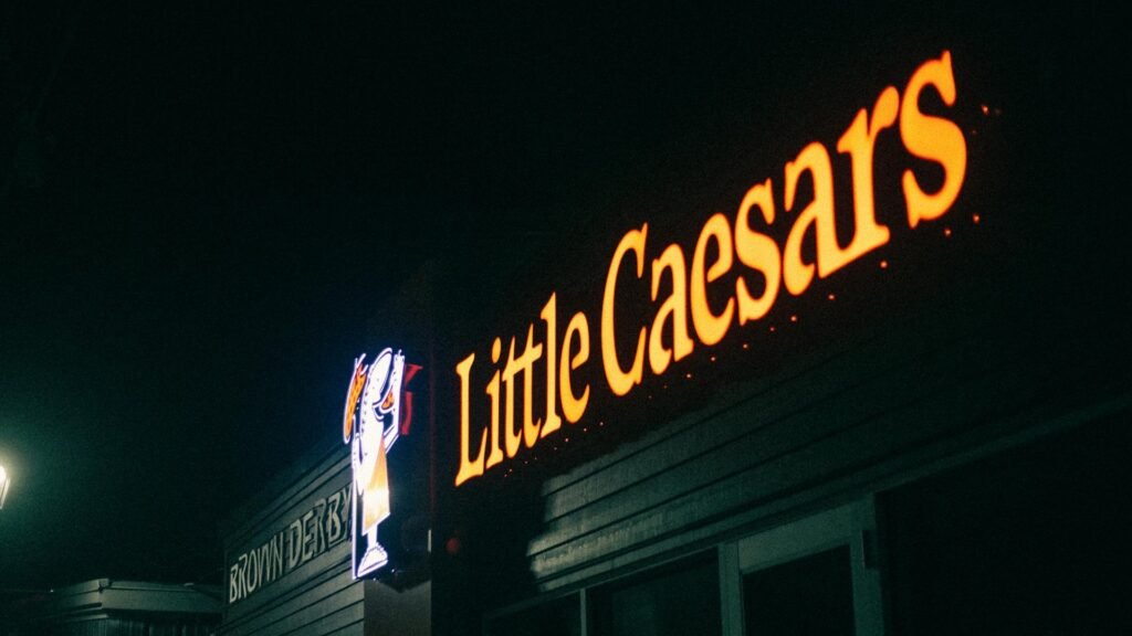 Bir Little Caesars Pizza şubesinin dış görünümü - Hızlı servis restoran çeşidi örneği