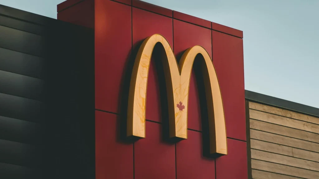 Bir McDonald's şubesinin dış görünümü