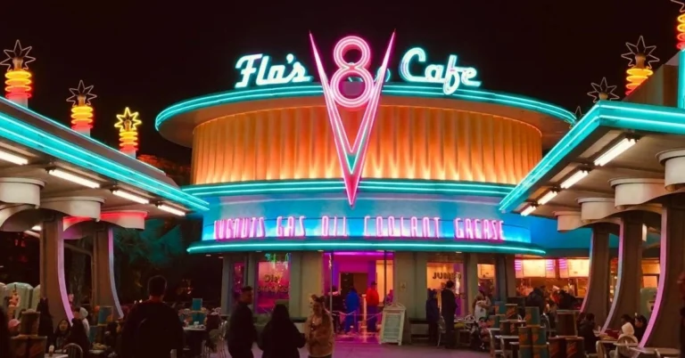 Restoran çeşitleri - Flo's V8 Café - Disneyland'de bulunur ve restoran sınıflandırma açısından bir tematik restorandır.