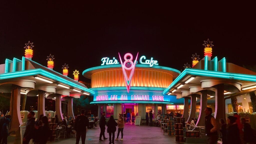 Flo's V8 Café - Disneyland'de bulunur ve restoran sınıflandırma açısından bir tematik restorandır