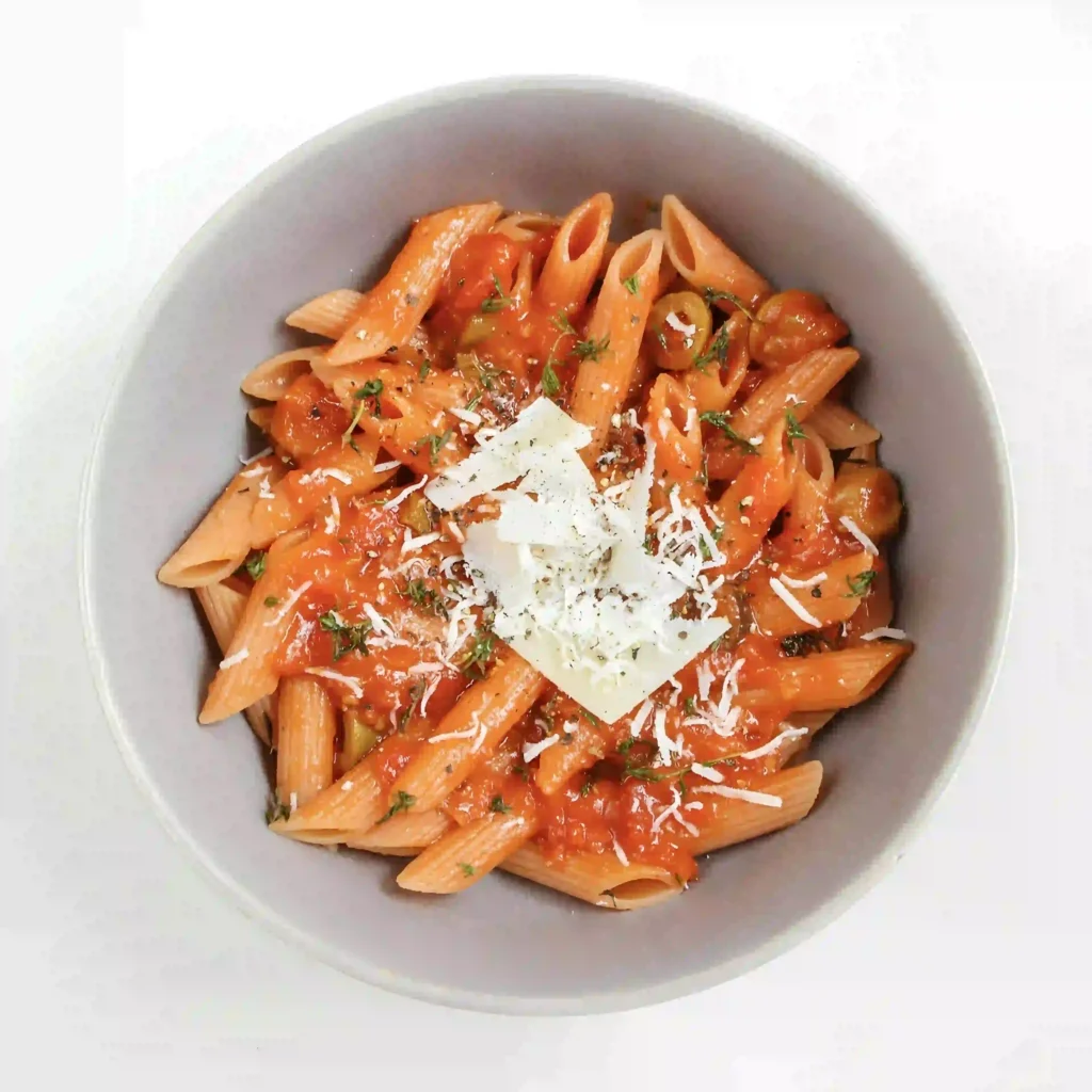 Penne makarna, kremalı ve domatesli sos