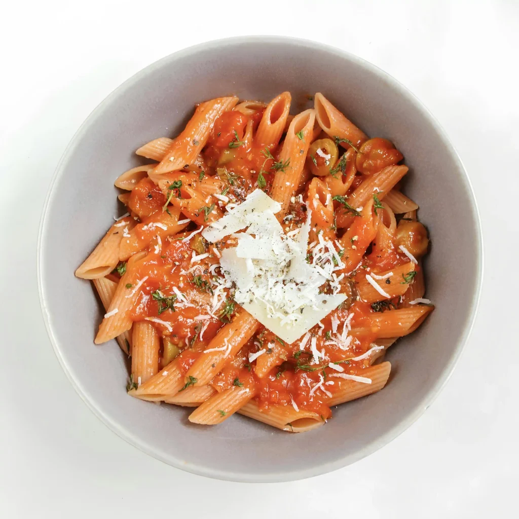 Penne makarna, kremalı ve domatesli sosla mükkemmel şekilde servis edilir.