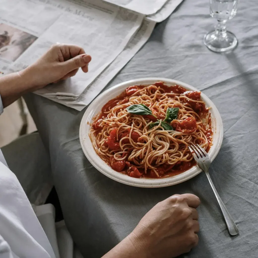 Spaghetti makarna, domates bazlı sos ile servis edilir.