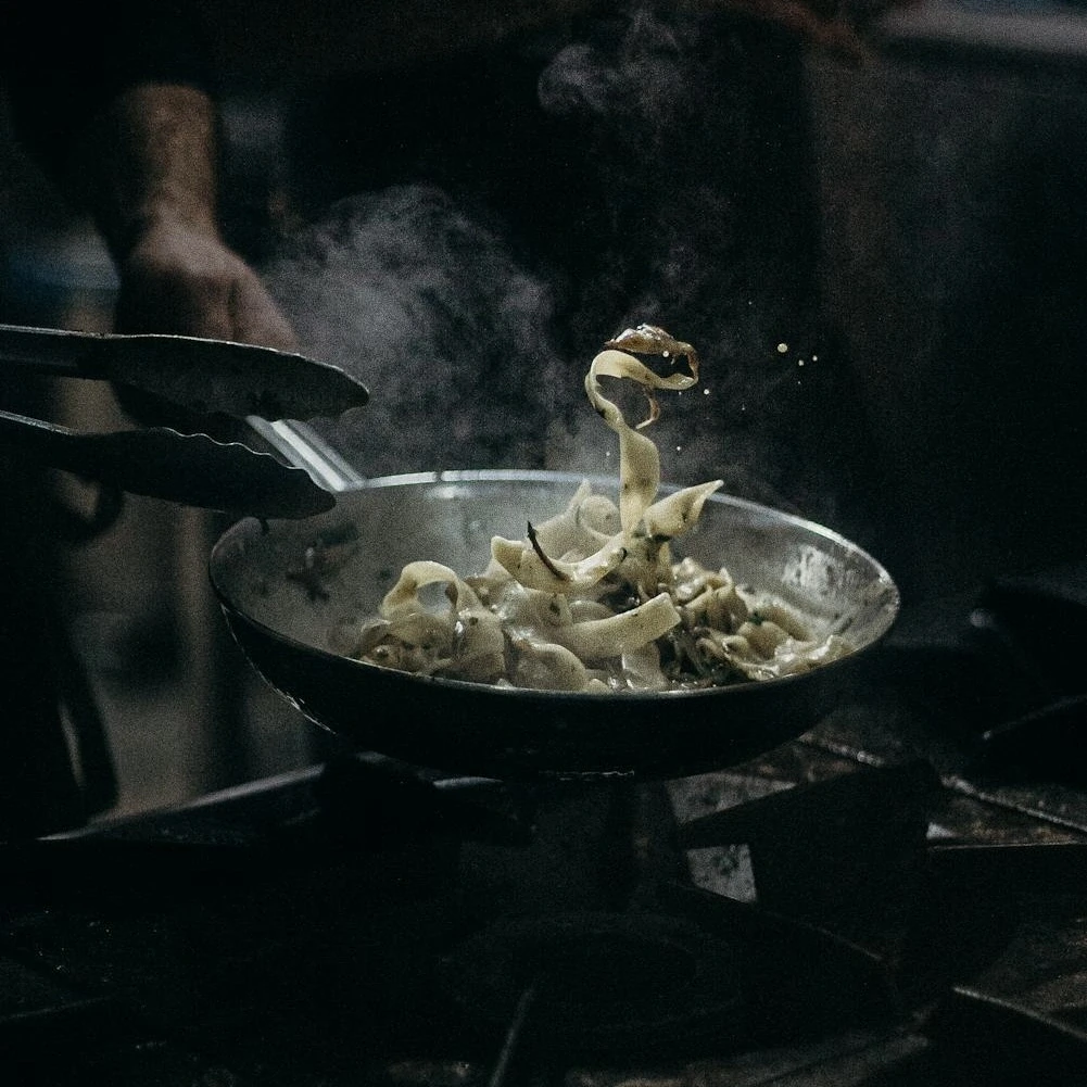 Profesyonel mutfakta hazırlanan tagliatelle makarna görülüyor.