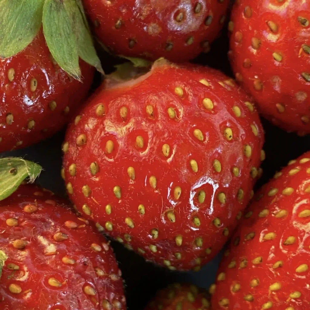 Makro çekimle elde edilen çilekler