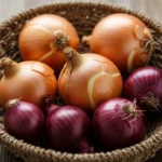 Farklı soğan çeşitleri bir mutfak sepetinde