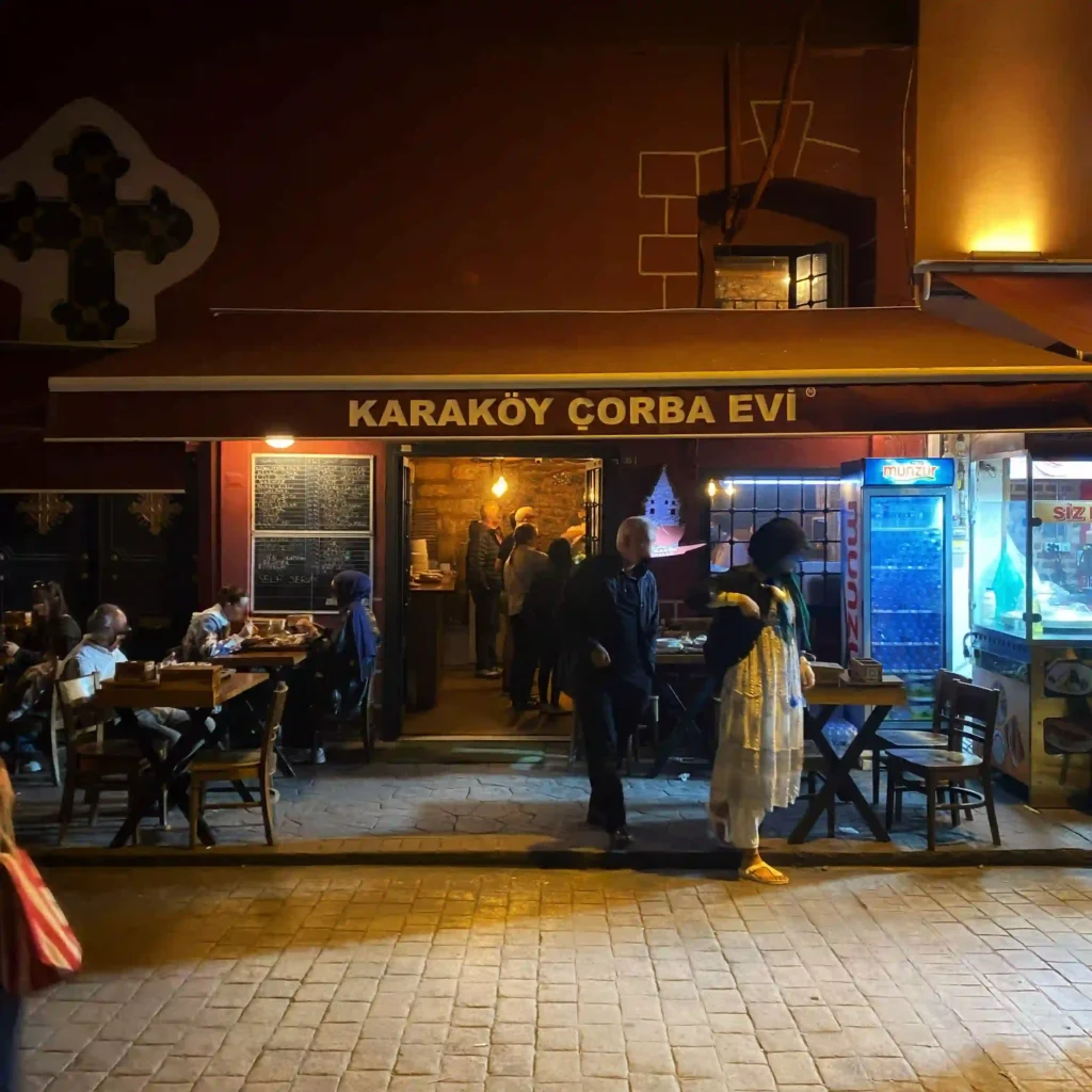 Karaköy Çorba Evi’nin akşam dışarıdan fotoğrafı