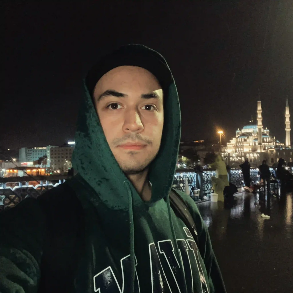 GastroCafer, Karaköy'de gece vakti geziyor.
