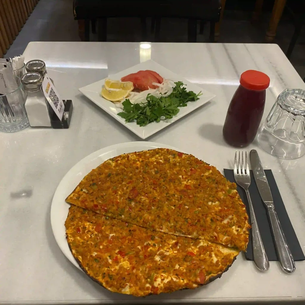 Mükellef Lokanta'da lahmacun servisi
