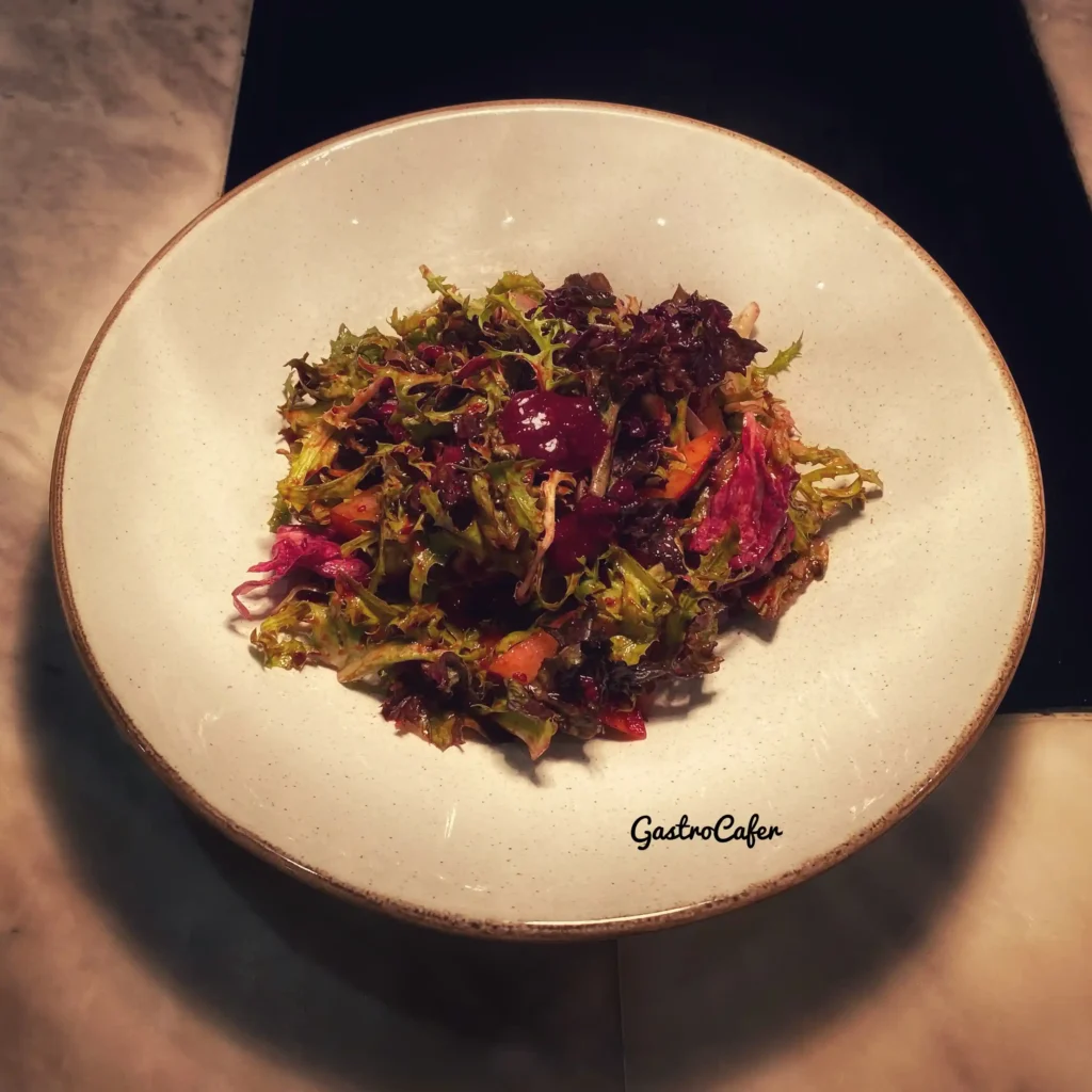 Otel stajında yapılan bir salata siparişinin tabağı