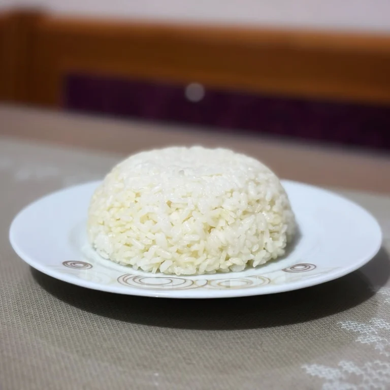 Tereyağlı pirinç pilavı tarifi ile yapılan bir yemek tabakta sunuluyor