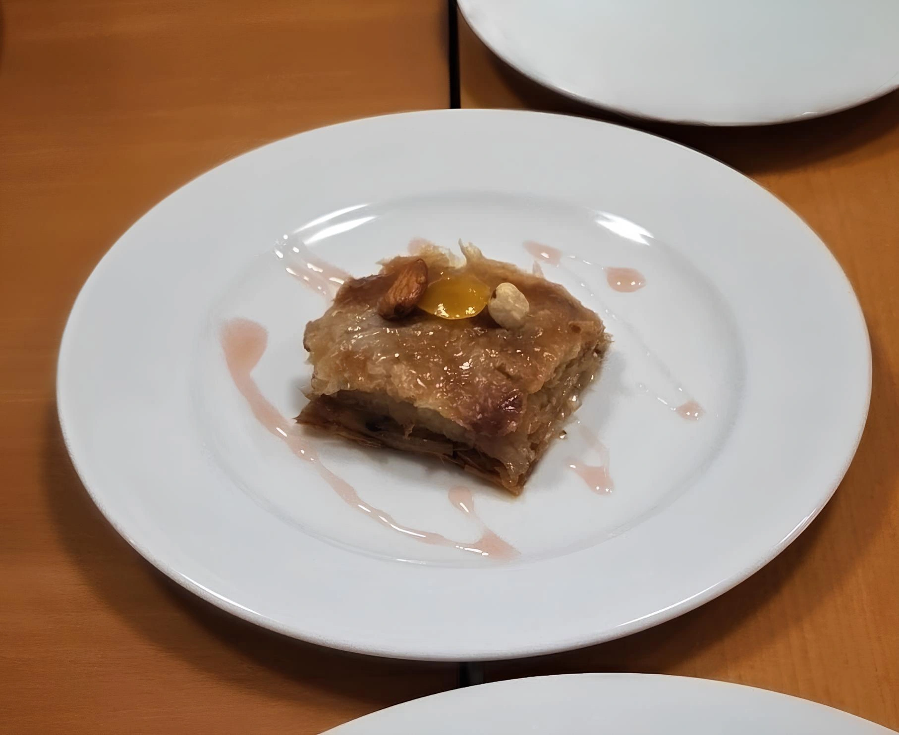 Baklava yufkalarının mango chutney ile doldurulmasıyla yapılmış, kuruyemişli füzyon tatlısı